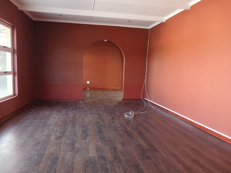 4 Bedroom, 3 Bathroom House with a Double Garage in a Great Area - Photo 6