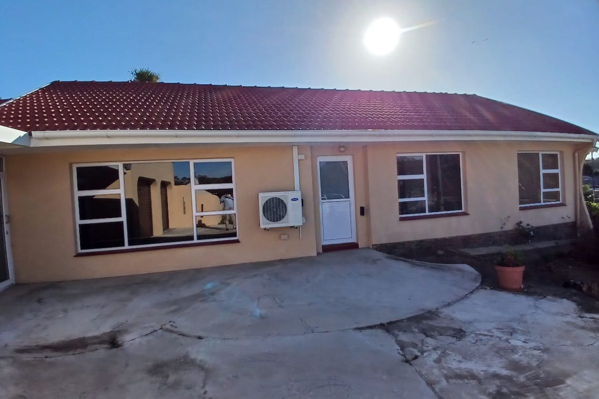 4 Bedroom, 3 Bathroom House with a Double Garage in a Great Area - Photo 3