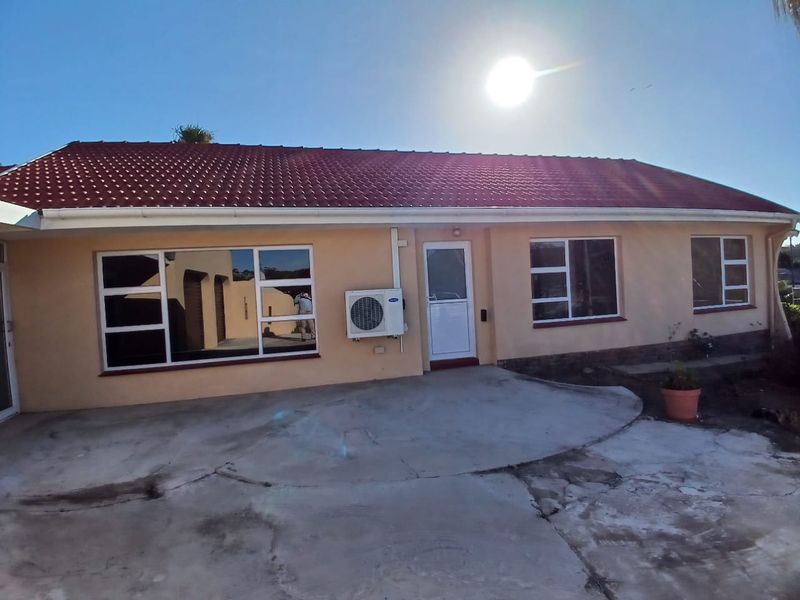 4 Bedroom, 3 Bathroom House with a Double Garage in a Great Area - Photo 3