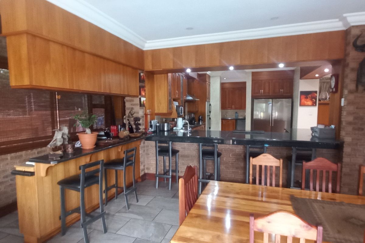 Prime Estate Residence Offering Luxury, Space & Privacy! - Photo 5