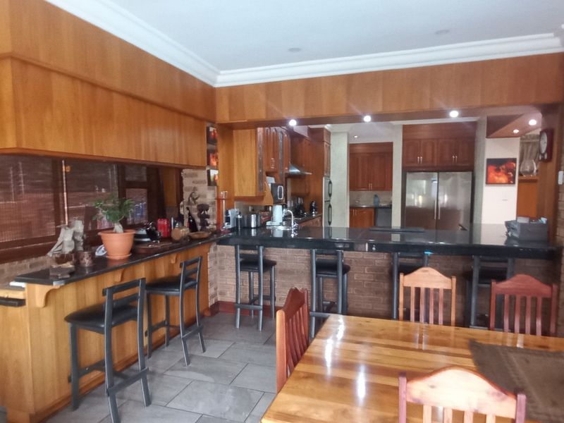 Prime Estate Residence Offering Luxury, Space & Privacy! - Photo 5