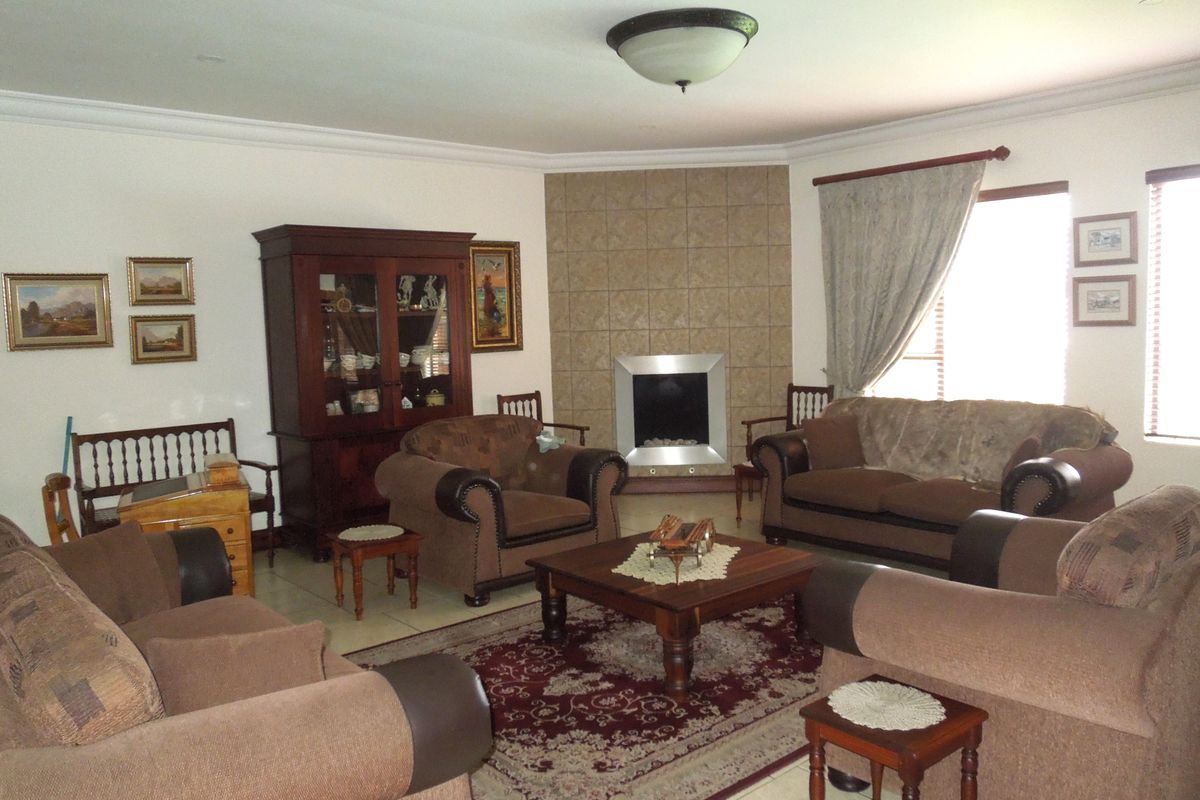 Prime Estate Residence Offering Luxury, Space & Privacy! - Photo 3