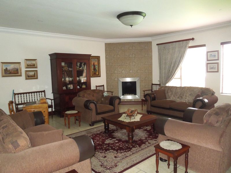 Prime Estate Residence Offering Luxury, Space & Privacy! - Photo 3