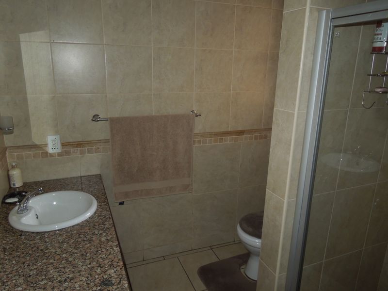 Prime Estate Residence Offering Luxury, Space & Privacy! - Photo 10