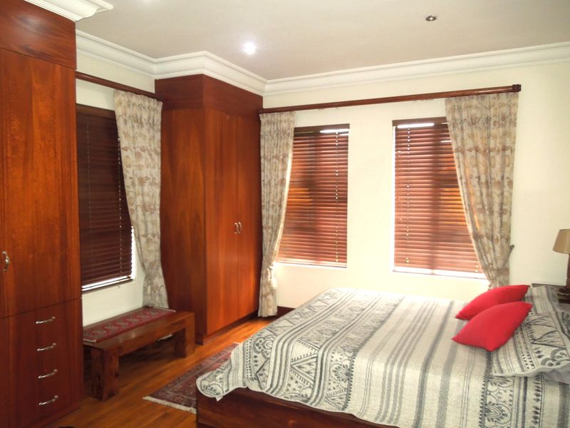 Prime Estate Residence Offering Luxury, Space & Privacy! - Photo 9