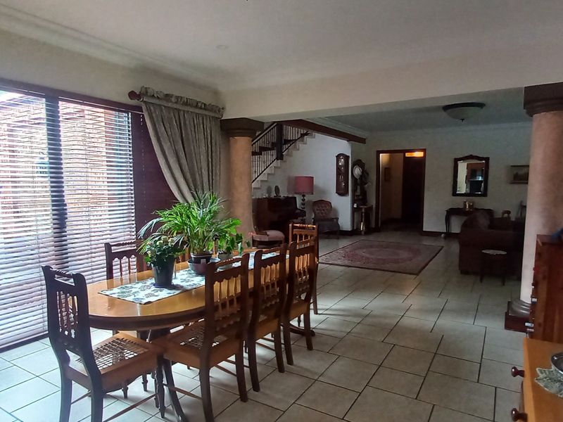 Prime Estate Residence Offering Luxury, Space & Privacy! - Photo 6