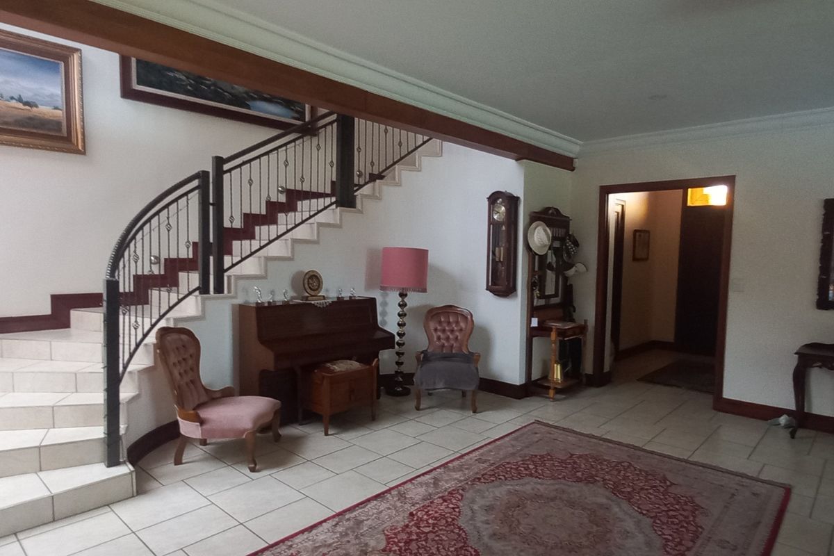 Prime Estate Residence Offering Luxury, Space & Privacy! - Photo 2