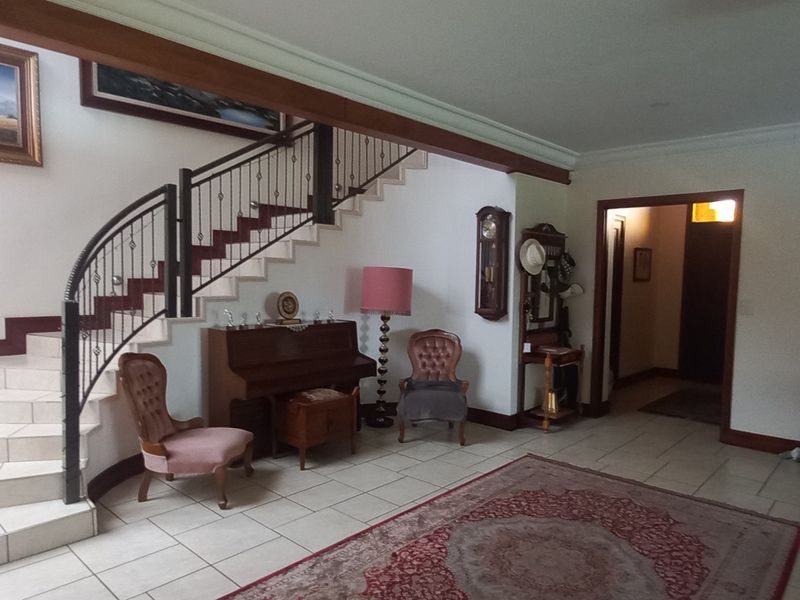 Prime Estate Residence Offering Luxury, Space & Privacy! - Photo 2