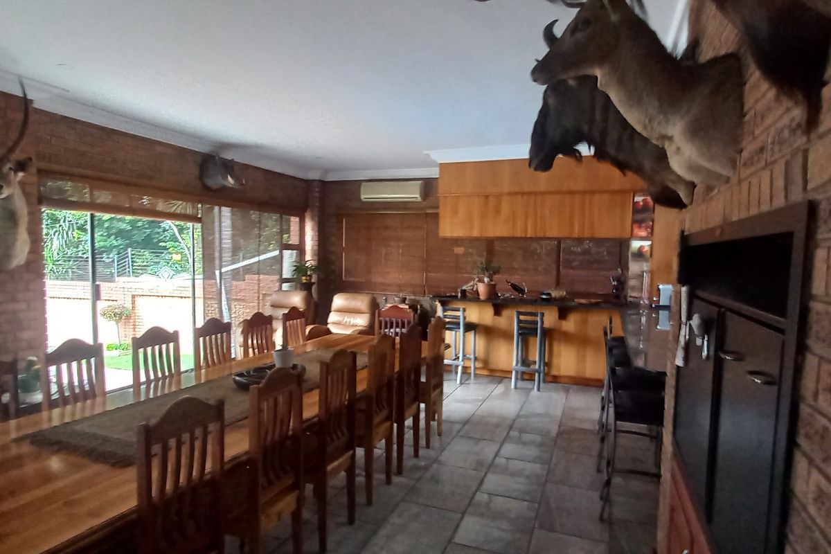 Prime Estate Residence Offering Luxury, Space & Privacy! - Photo 4