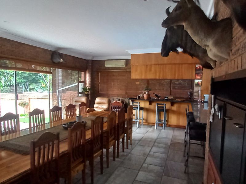 Prime Estate Residence Offering Luxury, Space & Privacy! - Photo 4