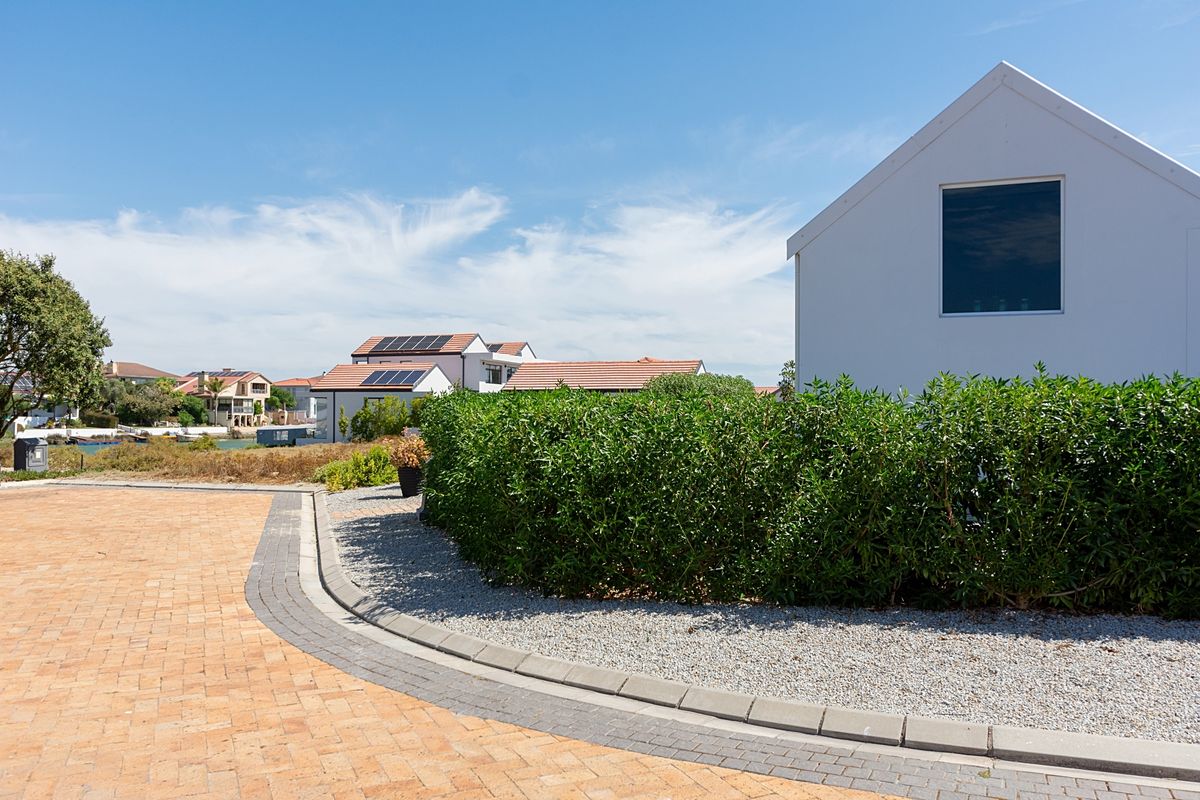 Modern family home on the sought after Admiral Island Port Owen. - Photo 3