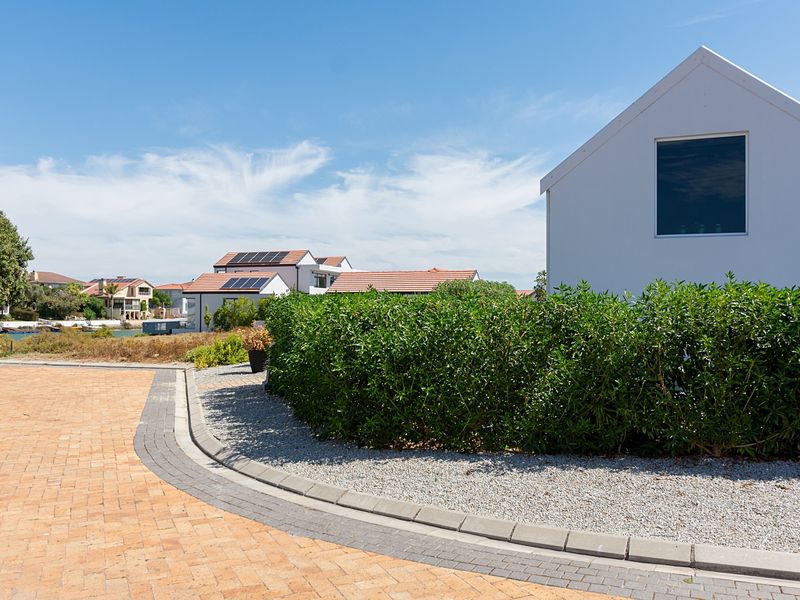Modern family home on the sought after Admiral Island Port Owen. - Photo 3