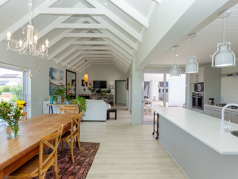 Modern family home on the sought after Admiral Island Port Owen. - Photo 10