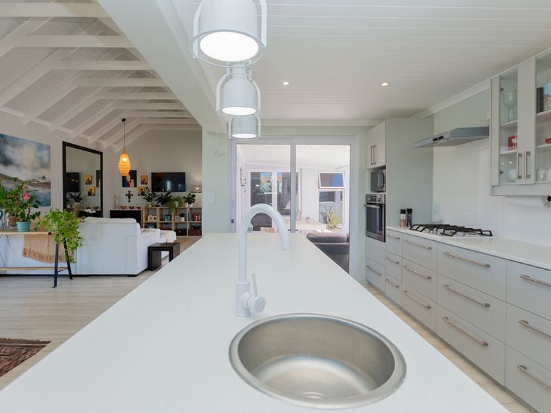 Modern family home on the sought after Admiral Island Port Owen. - Photo 7