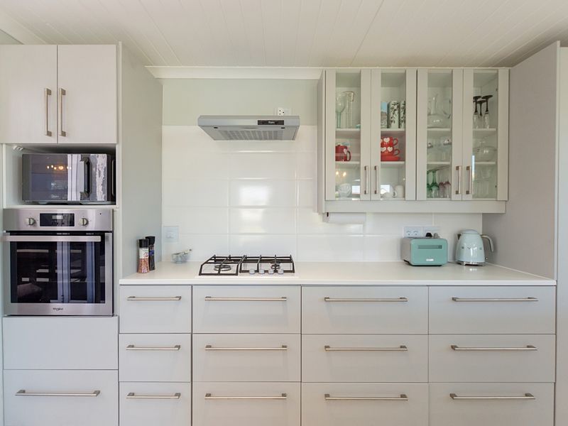 Modern family home on the sought after Admiral Island Port Owen. - Photo 4