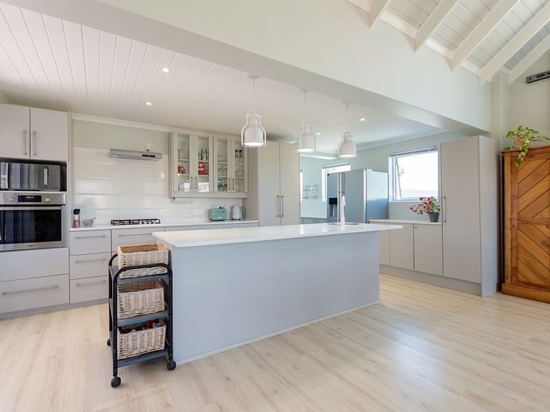 Modern family home on the sought after Admiral Island Port Owen. - Photo 6