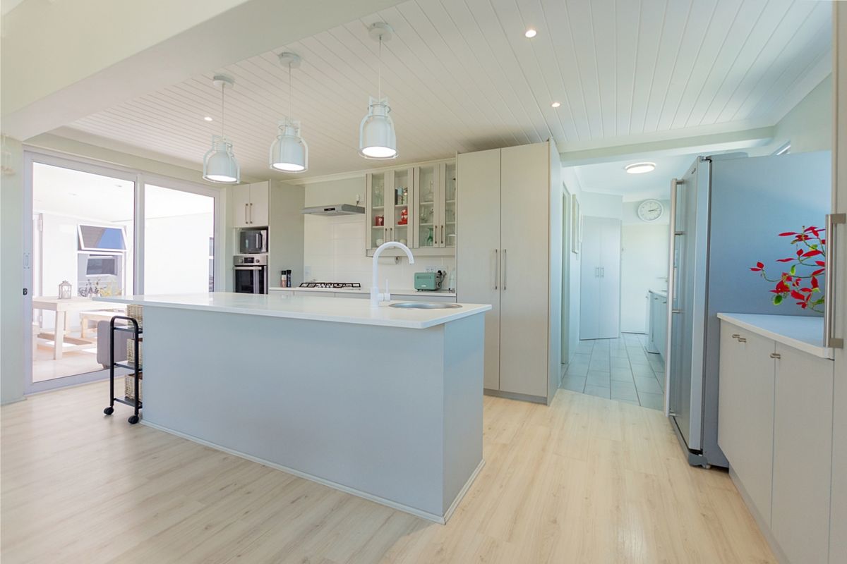 Modern family home on the sought after Admiral Island Port Owen. - Photo 5