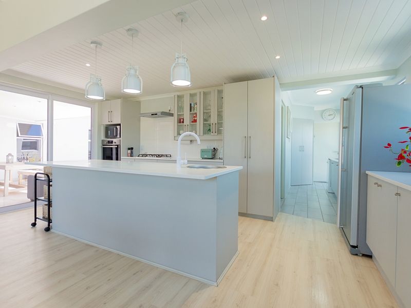 Modern family home on the sought after Admiral Island Port Owen. - Photo 5
