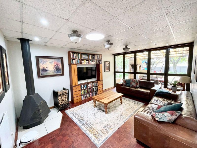 Spacious Family Home with Solar, Entertainment Areas & Beautiful Garden in Secunda's Green Area - Photo 5