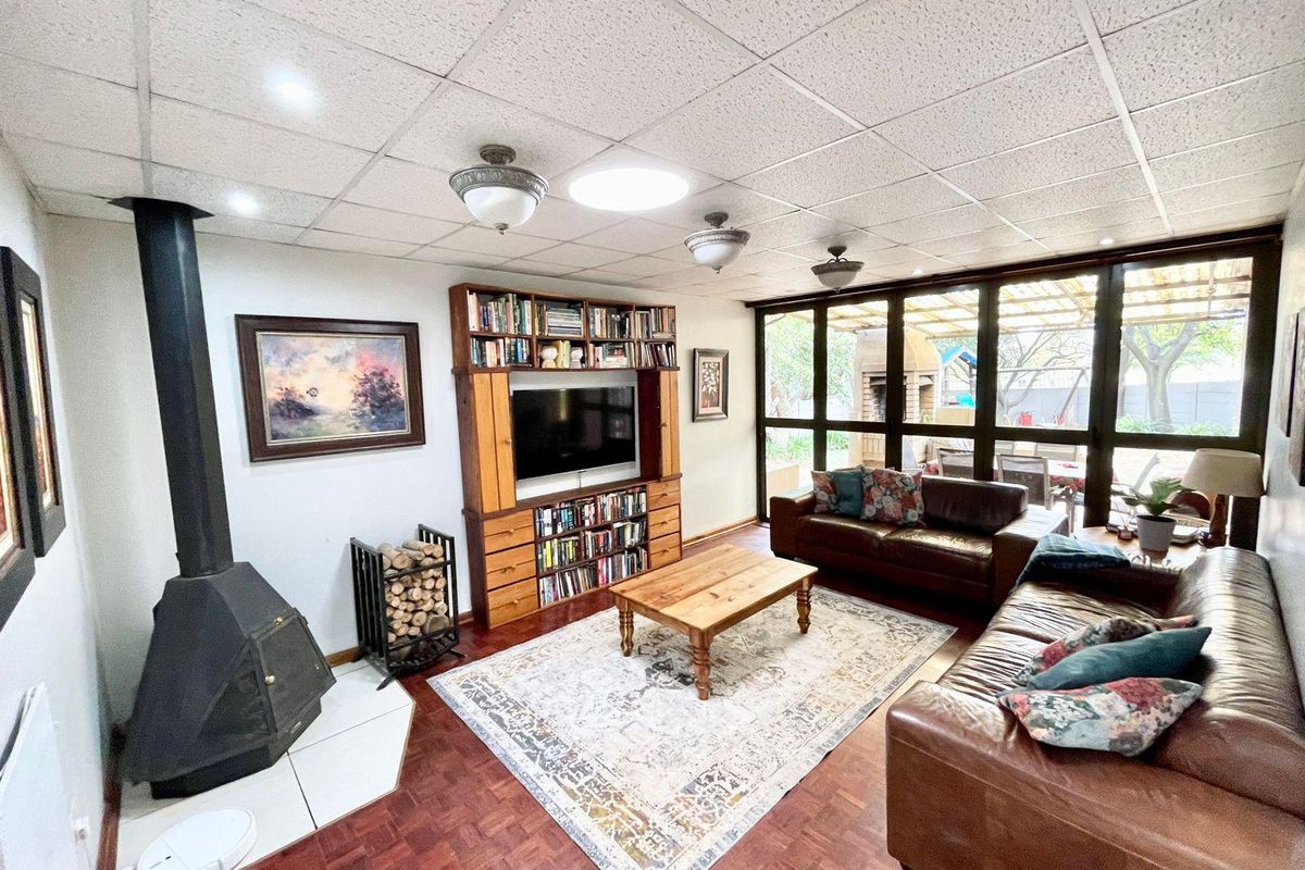 Spacious Family Home with Solar, Entertainment Areas & Beautiful Garden in Secunda's Green Area - Photo 5