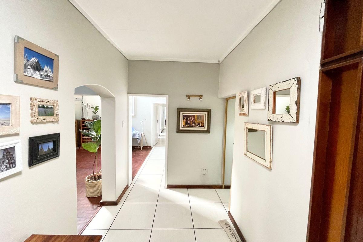 Spacious Family Home with Solar, Entertainment Areas & Beautiful Garden in Secunda's Green Area - Photo 3