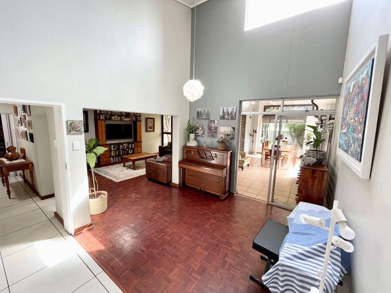 Spacious Family Home with Solar, Entertainment Areas & Beautiful Garden in Secunda's Green Area - Photo 7