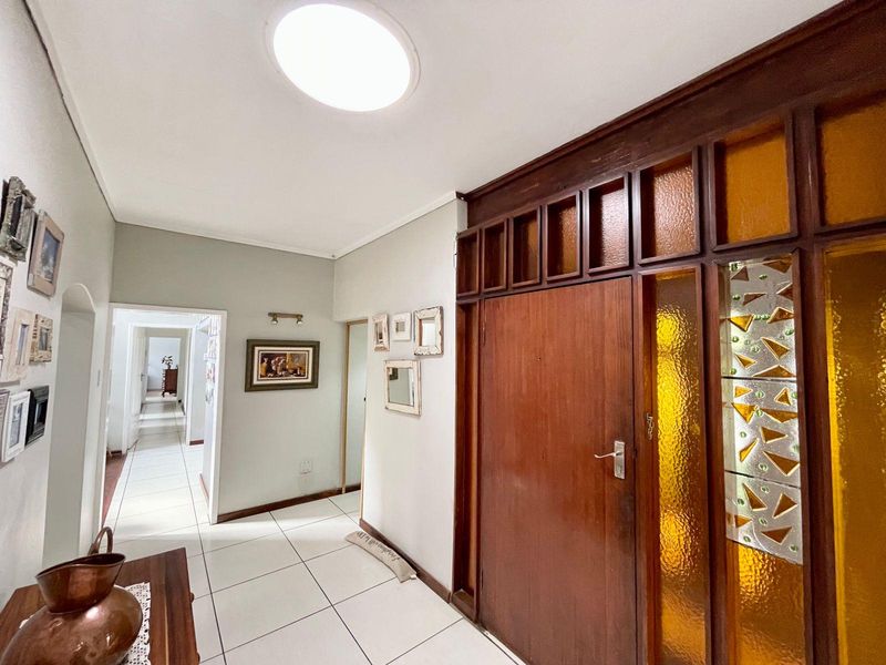 Spacious Family Home with Solar, Entertainment Areas & Beautiful Garden in Secunda's Green Area - Photo 2