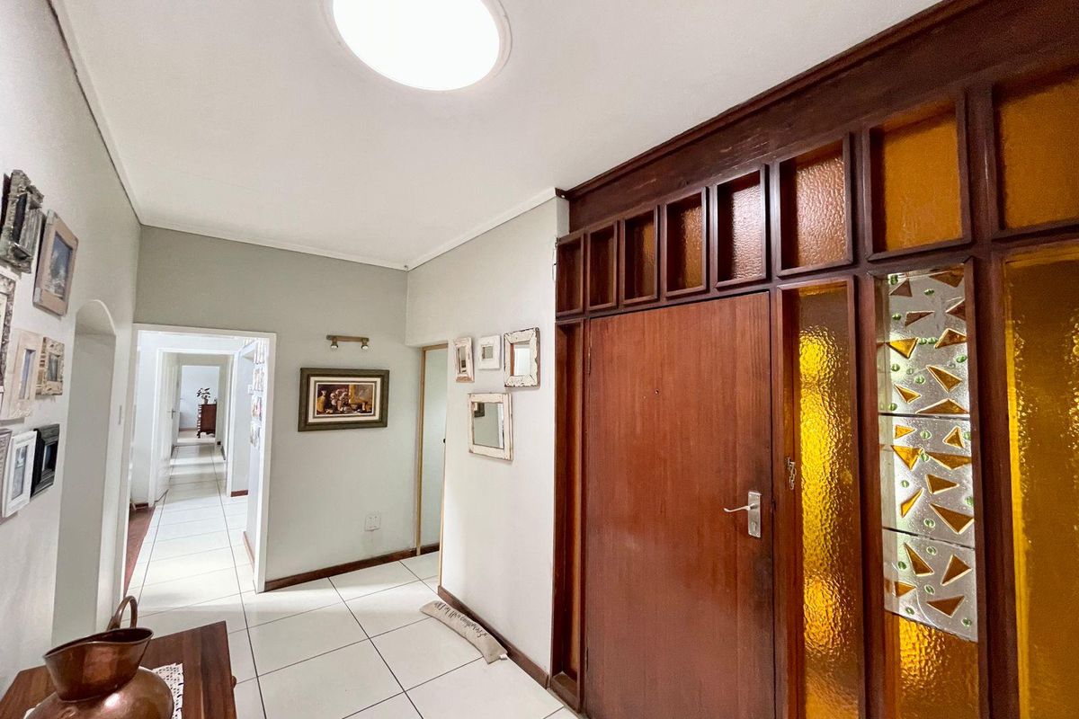 Spacious Family Home with Solar, Entertainment Areas & Beautiful Garden in Secunda's Green Area - Photo 2