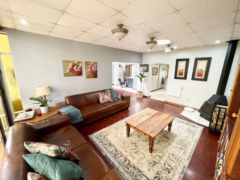 Spacious Family Home with Solar, Entertainment Areas & Beautiful Garden in Secunda's Green Area - Photo 6