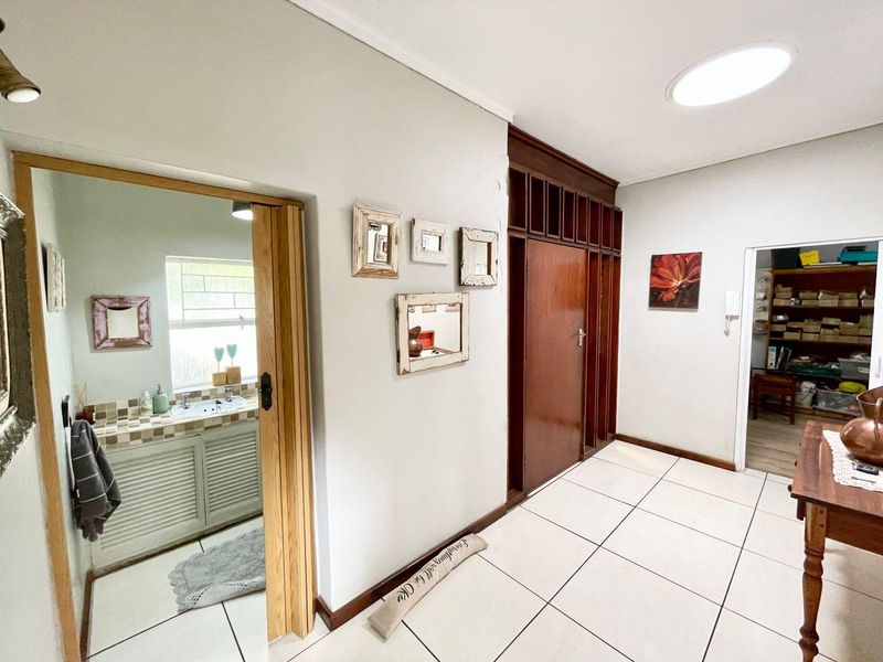 Spacious Family Home with Solar, Entertainment Areas & Beautiful Garden in Secunda's Green Area - Photo 4