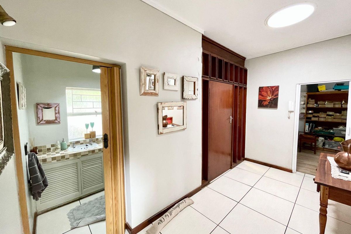 Spacious Family Home with Solar, Entertainment Areas & Beautiful Garden in Secunda's Green Area - Photo 4