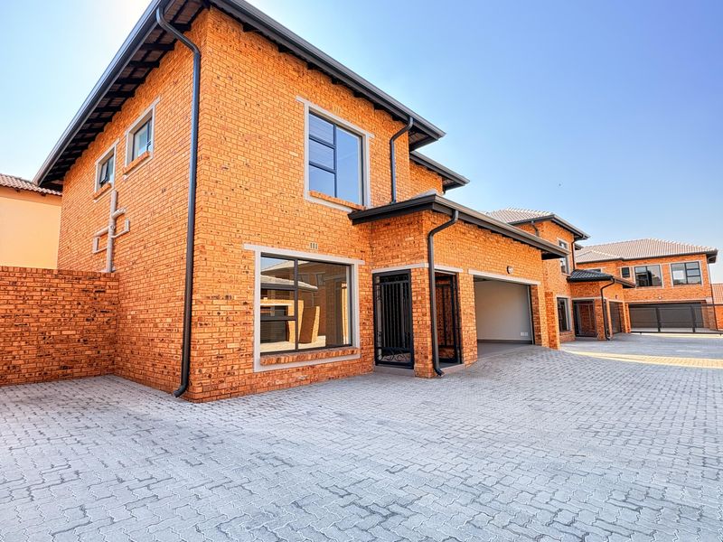 Contemporary Full-Title Luxury Living in Newmarket Park - Photo 1