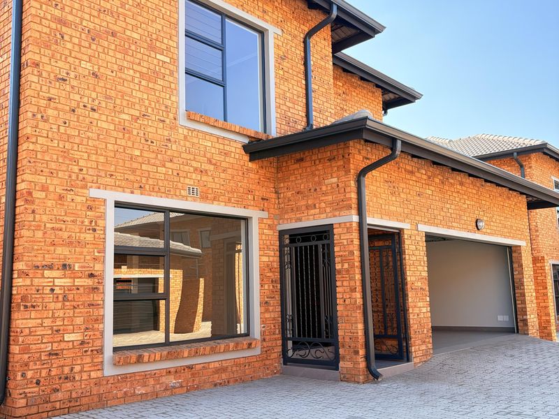Contemporary Full-Title Luxury Living in Newmarket Park - Photo 2