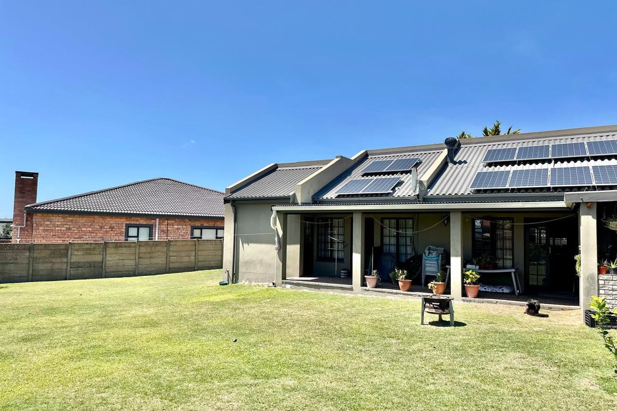 Perfect Blend of Comfort, Space & Style in Stilbaai - Photo 5