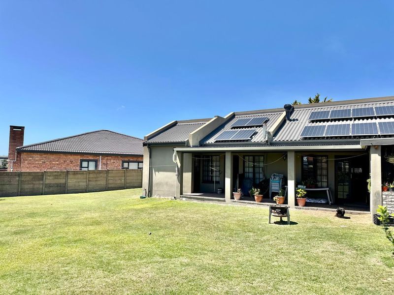 Perfect Blend of Comfort, Space & Style in Stilbaai - Photo 5