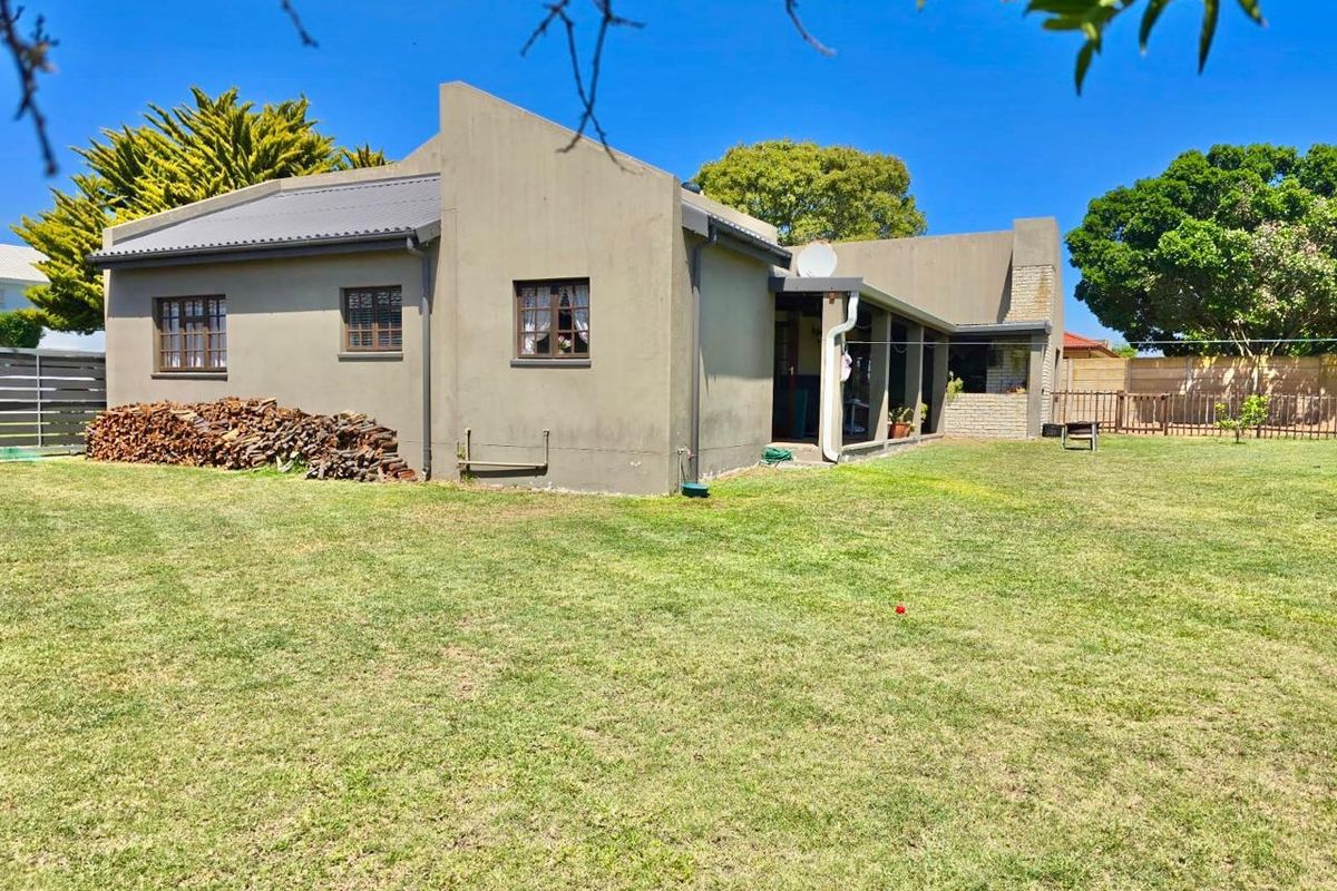 Perfect Blend of Comfort, Space & Style in Stilbaai - Photo 3