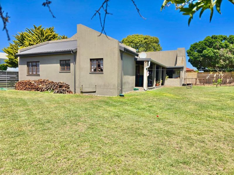 Perfect Blend of Comfort, Space & Style in Stilbaai - Photo 3