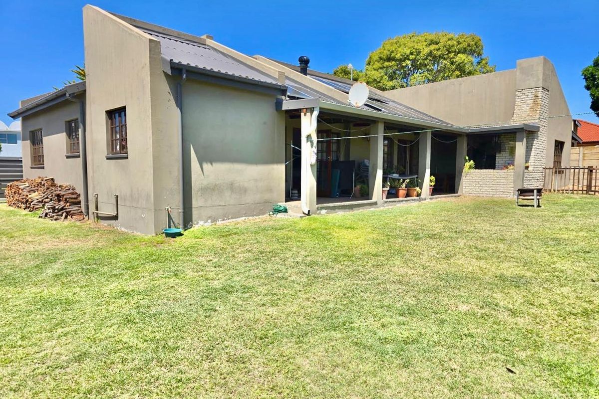 Perfect Blend of Comfort, Space & Style in Stilbaai - Photo 4