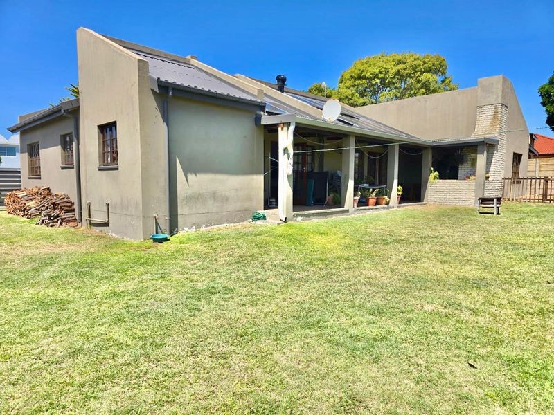 Perfect Blend of Comfort, Space & Style in Stilbaai - Photo 4