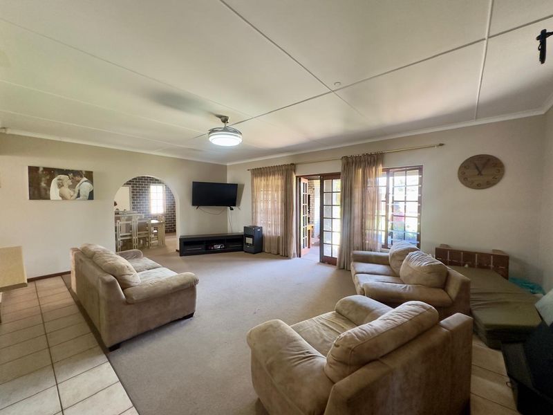 Perfect Blend of Comfort, Space & Style in Stilbaai - Photo 8