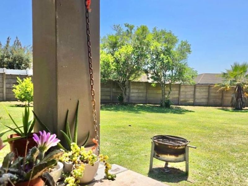 Perfect Blend of Comfort, Space & Style in Stilbaai - Photo 6