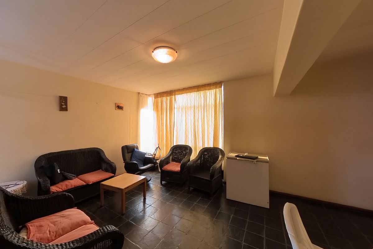 Sizable Bachelor Flat with Scenic City Views - Photo 4