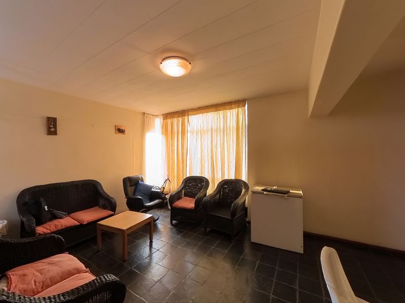 Sizable Bachelor Flat with Scenic City Views - Photo 4