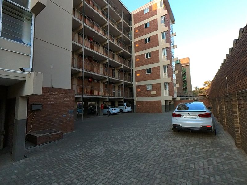 Sizable Bachelor Flat with Scenic City Views - Photo 8