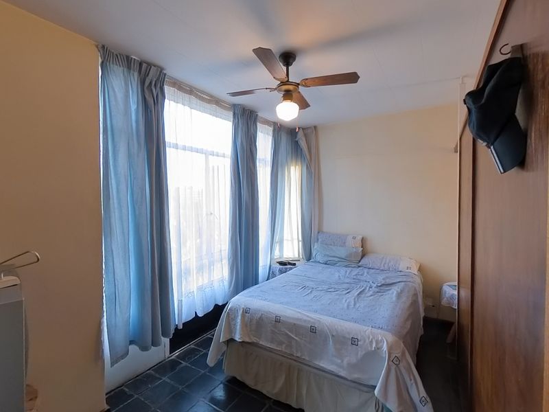 Sizable Bachelor Flat with Scenic City Views - Photo 5