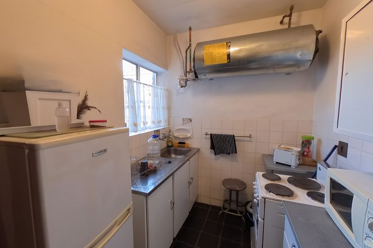 Sizable Bachelor Flat with Scenic City Views - Photo 2