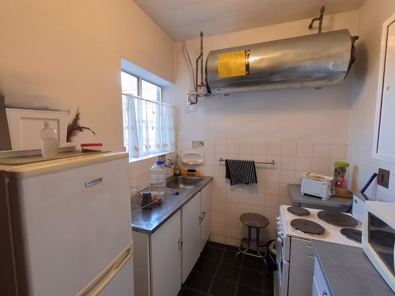 Sizable Bachelor Flat with Scenic City Views - Photo 2