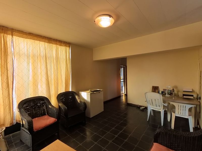 Sizable Bachelor Flat with Scenic City Views - Photo 3