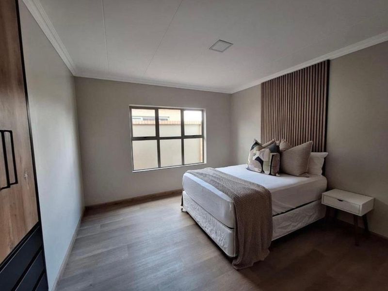 Exceptional Modern Home in an Upmarket Full-Title Complex - Photo 6