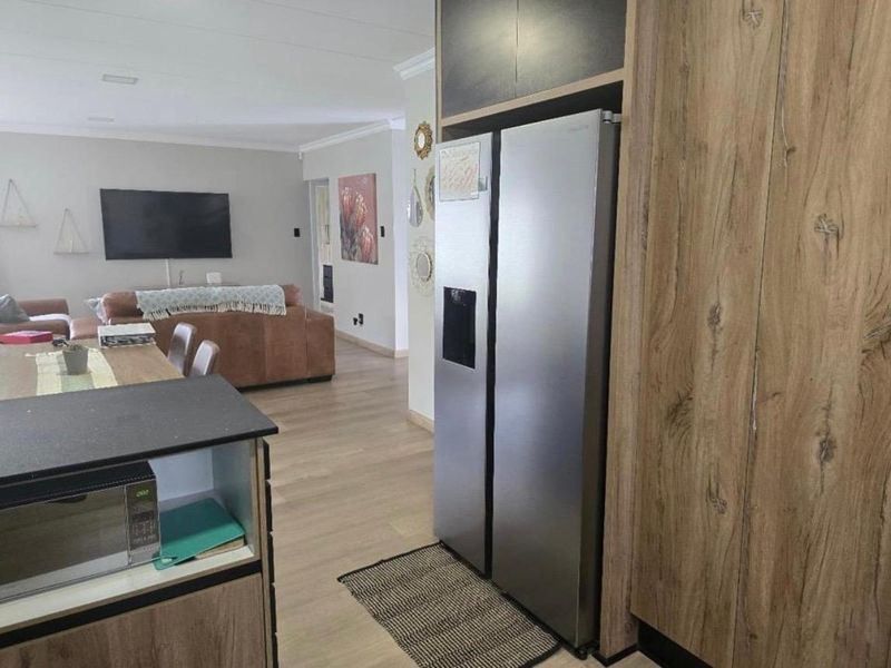 Exceptional Modern Home in an Upmarket Full-Title Complex - Photo 9